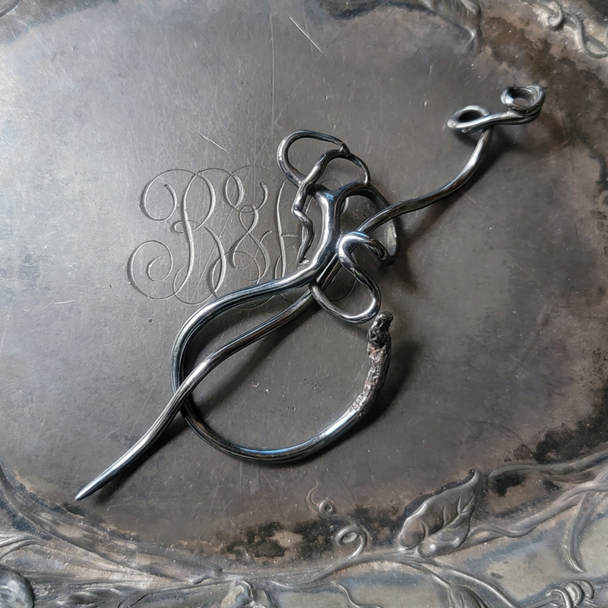 Wild Grape Tendril Shawl Pin Black
